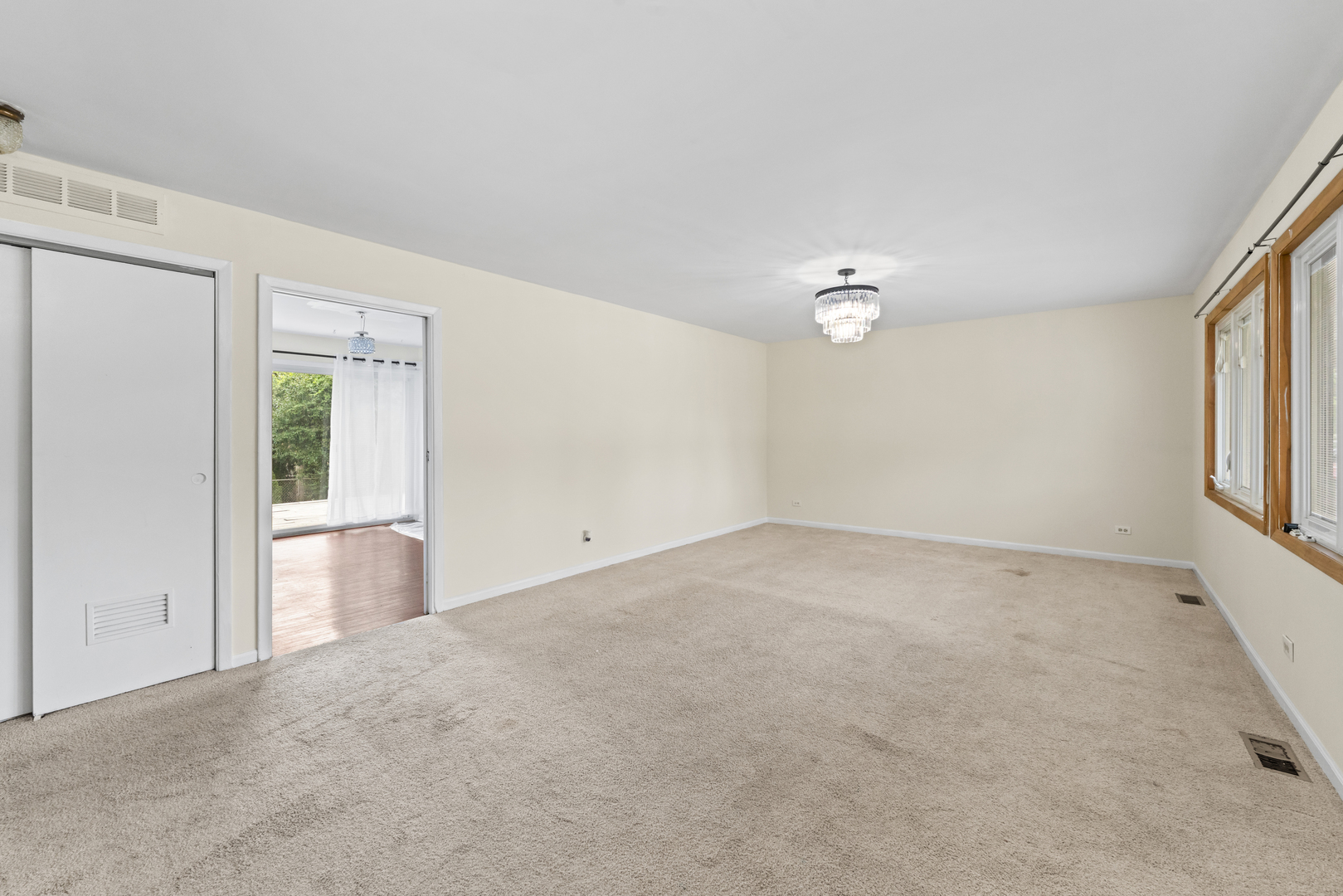 109 Landmeier Road Property Photo 12