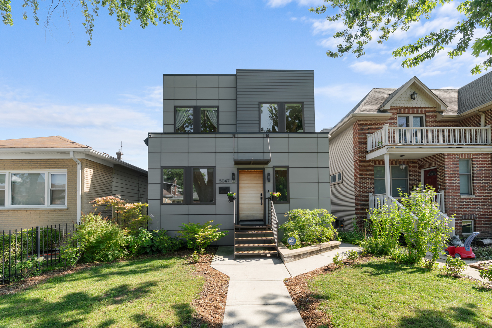 5047 W Winnemac Avenue Property Photo 1