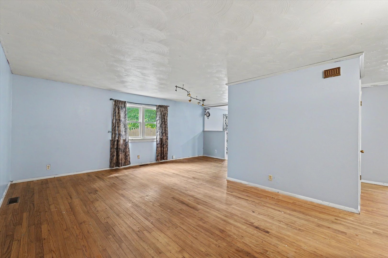 1004 Frank Drive Property Photo 6