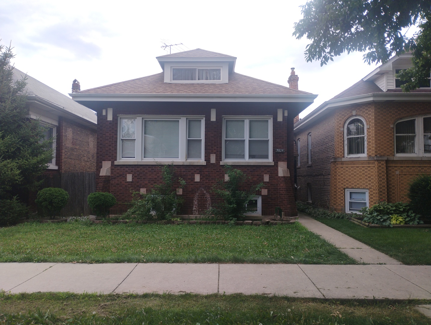 5829 S Sawyer Avenue Property Photo 1