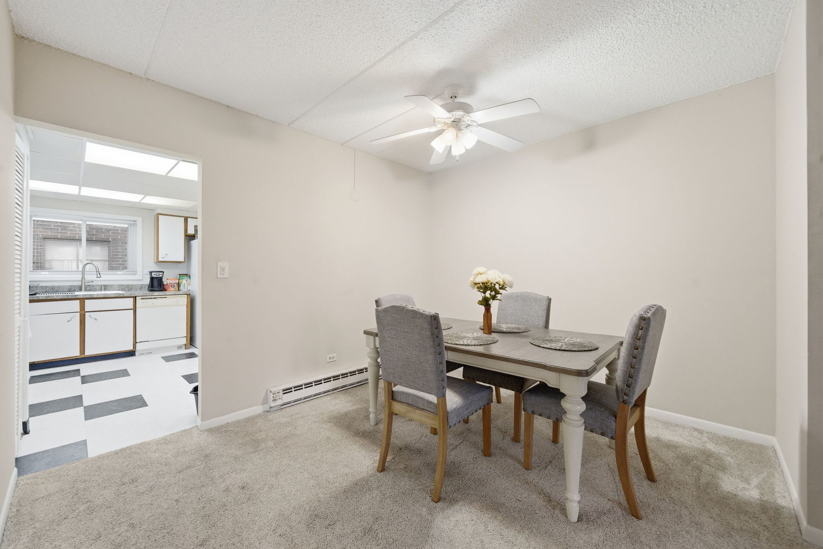 940 N Rohlwing Road 201a Property Photo 5