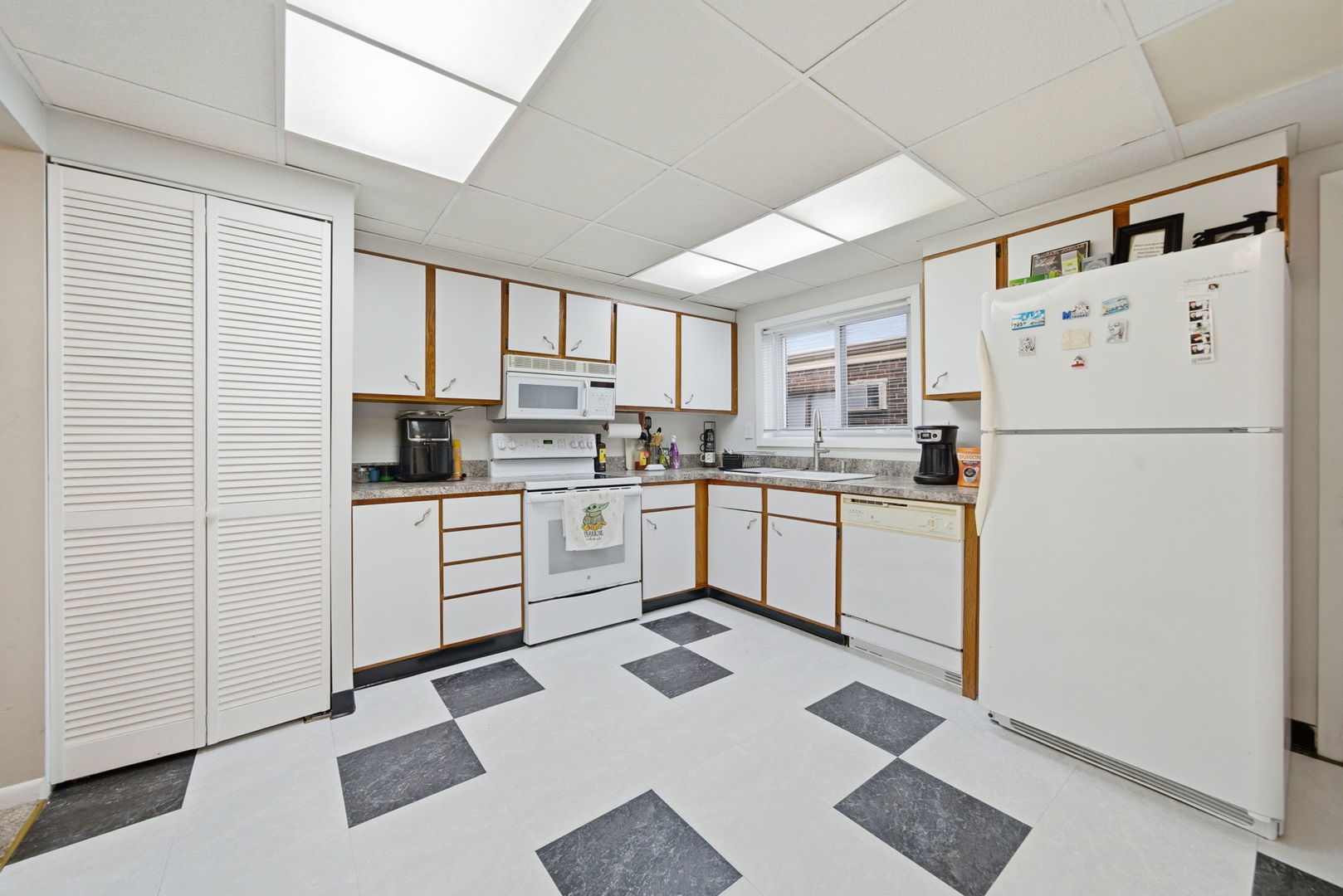 940 N Rohlwing Road 201a Property Photo 8