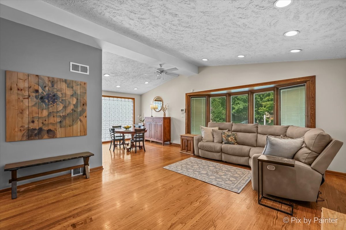 120 S Prairie Avenue Property Photo 3