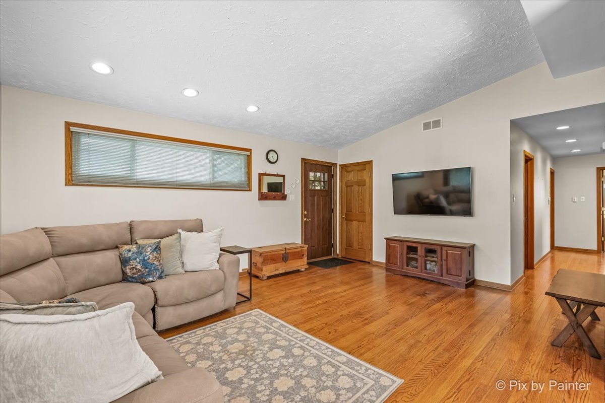 120 S Prairie Avenue Property Photo 4