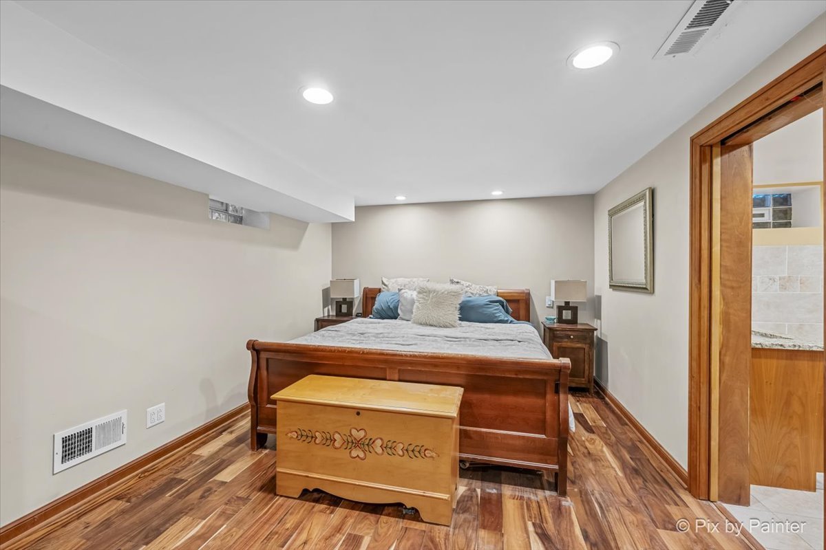 120 S Prairie Avenue Property Photo 17
