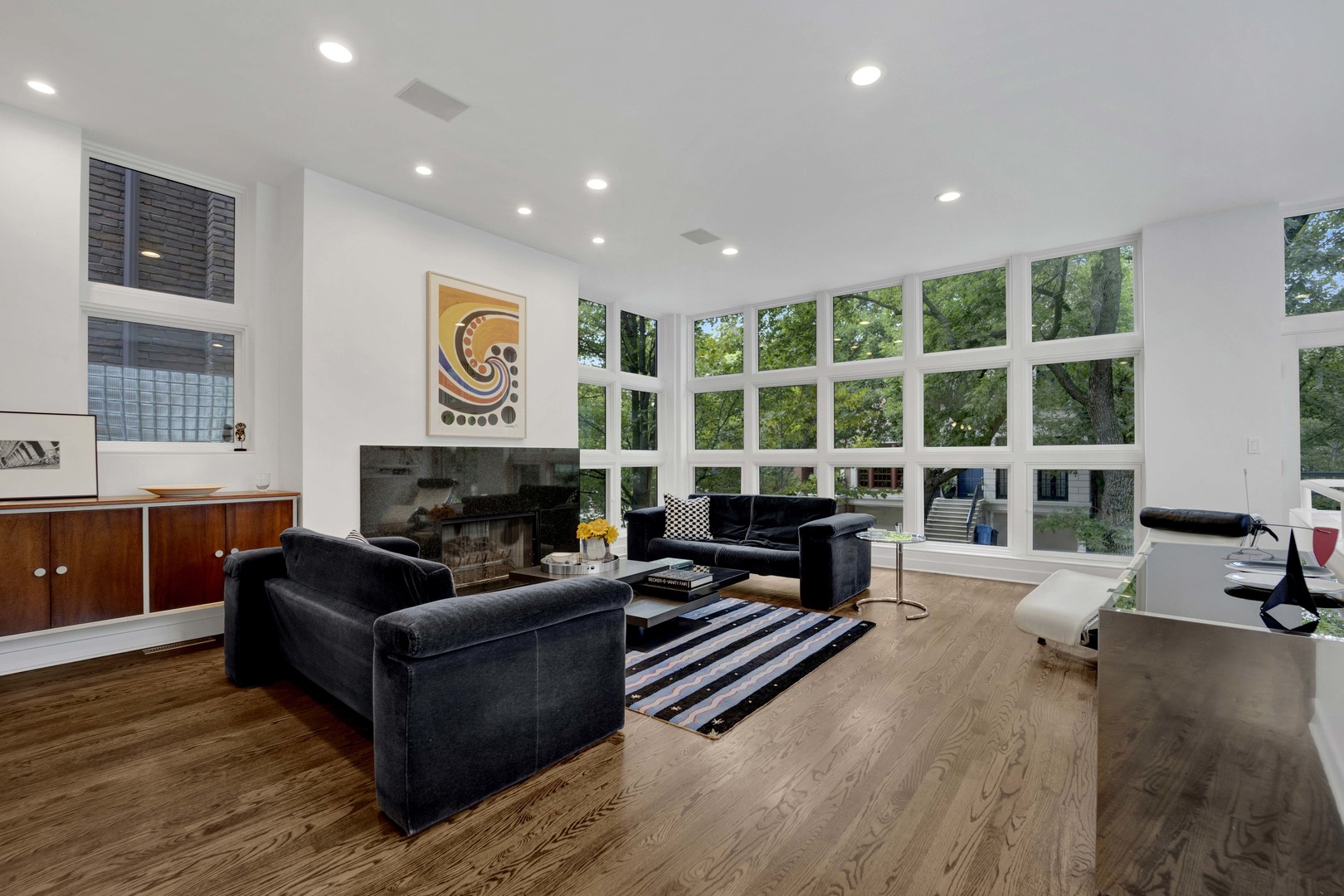 1857 N Burling Street Property Photo 3