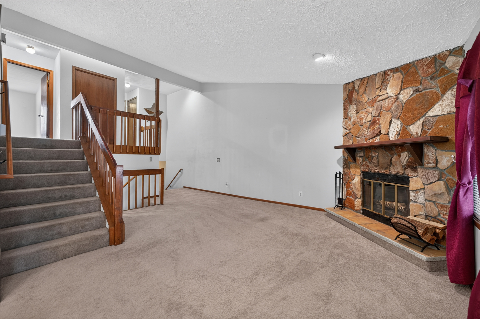 641 Amphitheater Drive 14 Property Photo 4