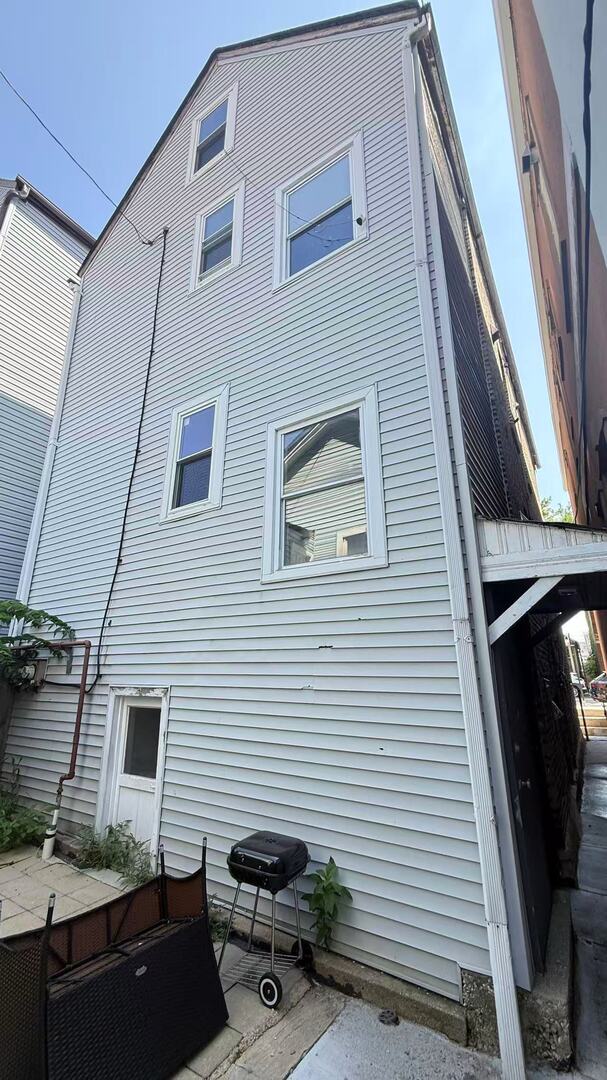 3154 S May Street Property Photo 9