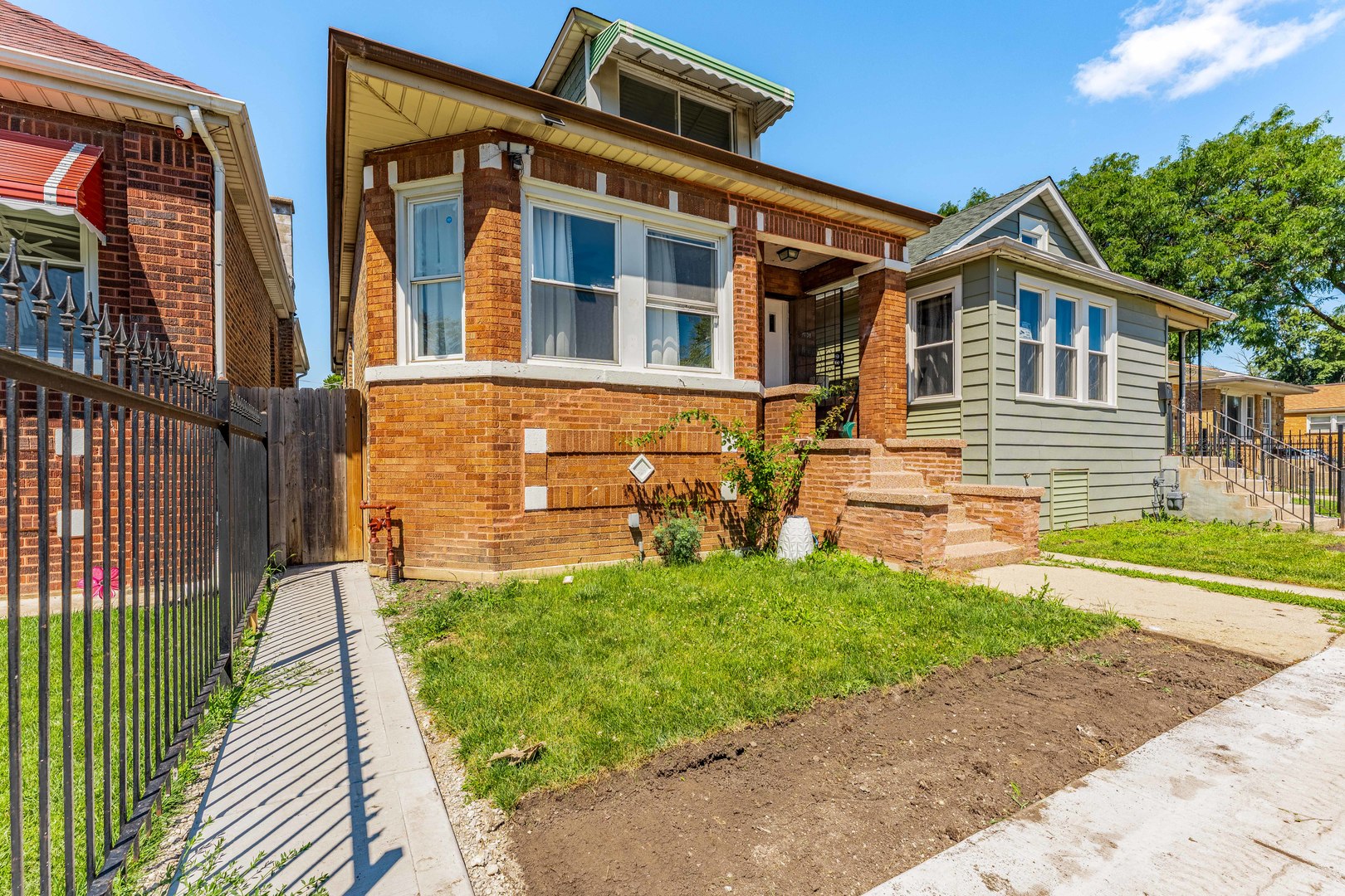 7008 S Oakley Avenue Property Photo 1