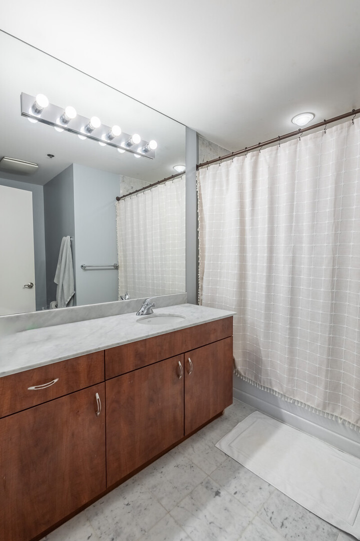 160 E Illinois Street 1307 Property Photo 14