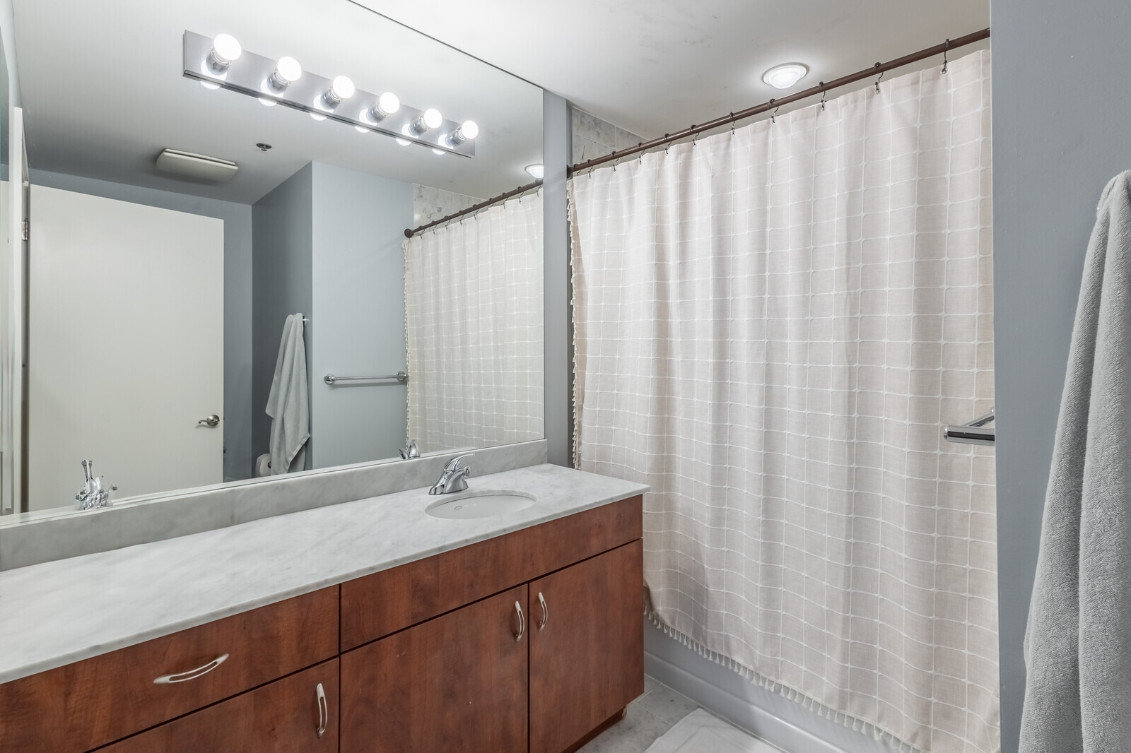 160 E Illinois Street 1307 Property Photo 15