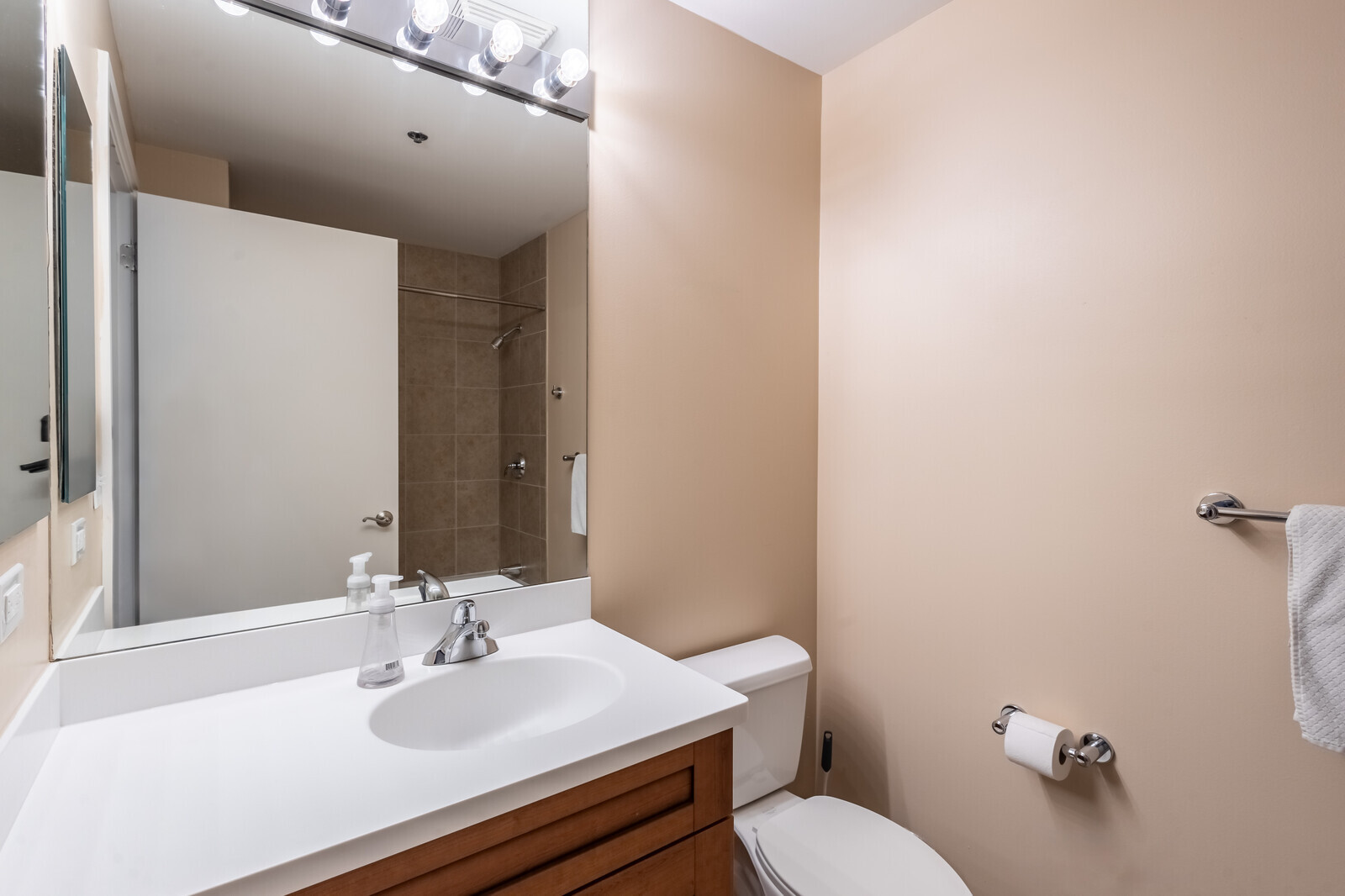 160 E Illinois Street 1307 Property Photo 21