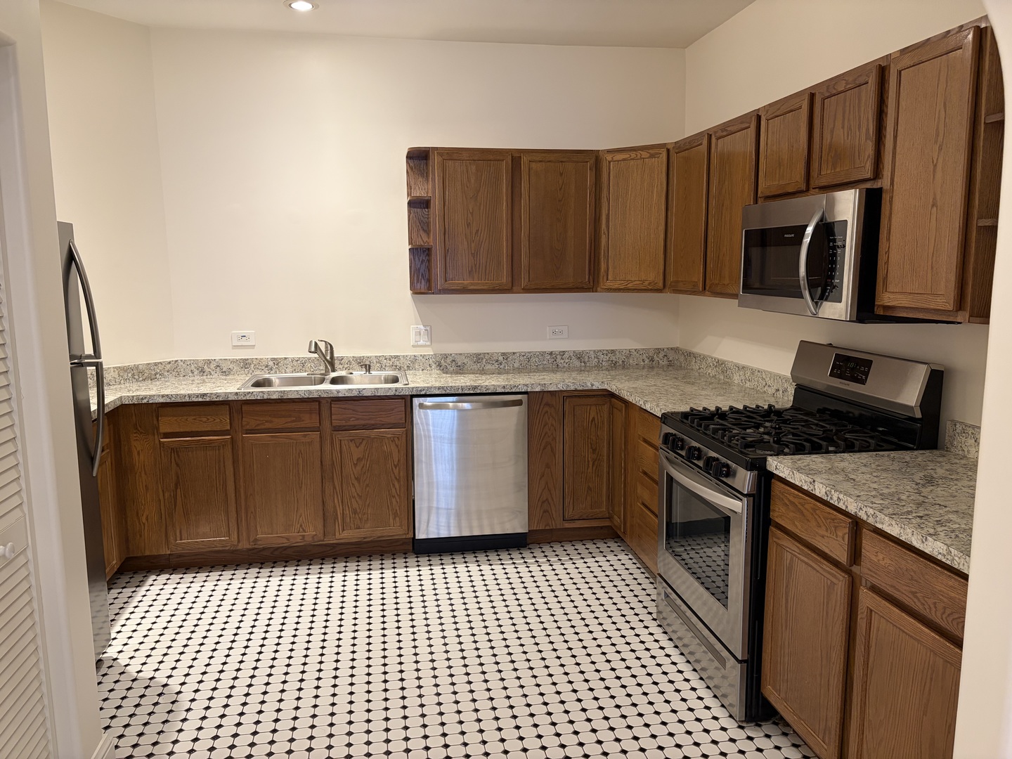 520 N Milwaukee Avenue 7 Property Photo 5