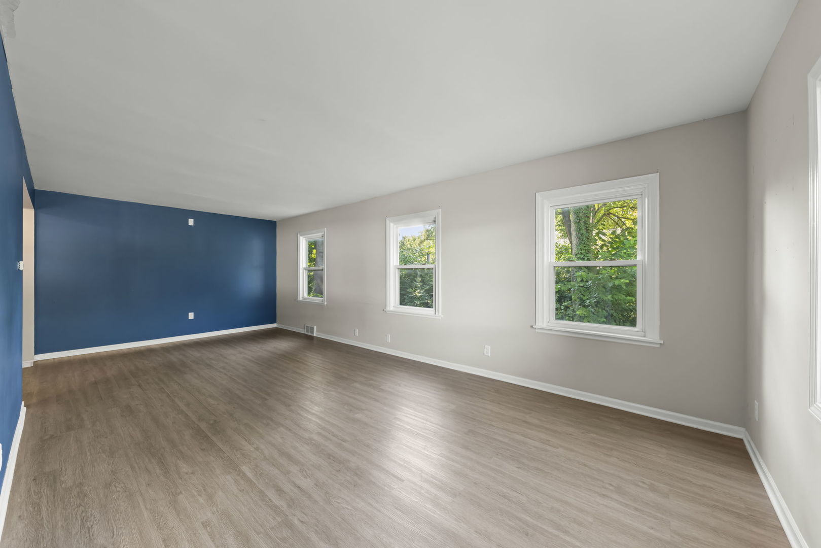 708 N Cedar Road Property Photo 3