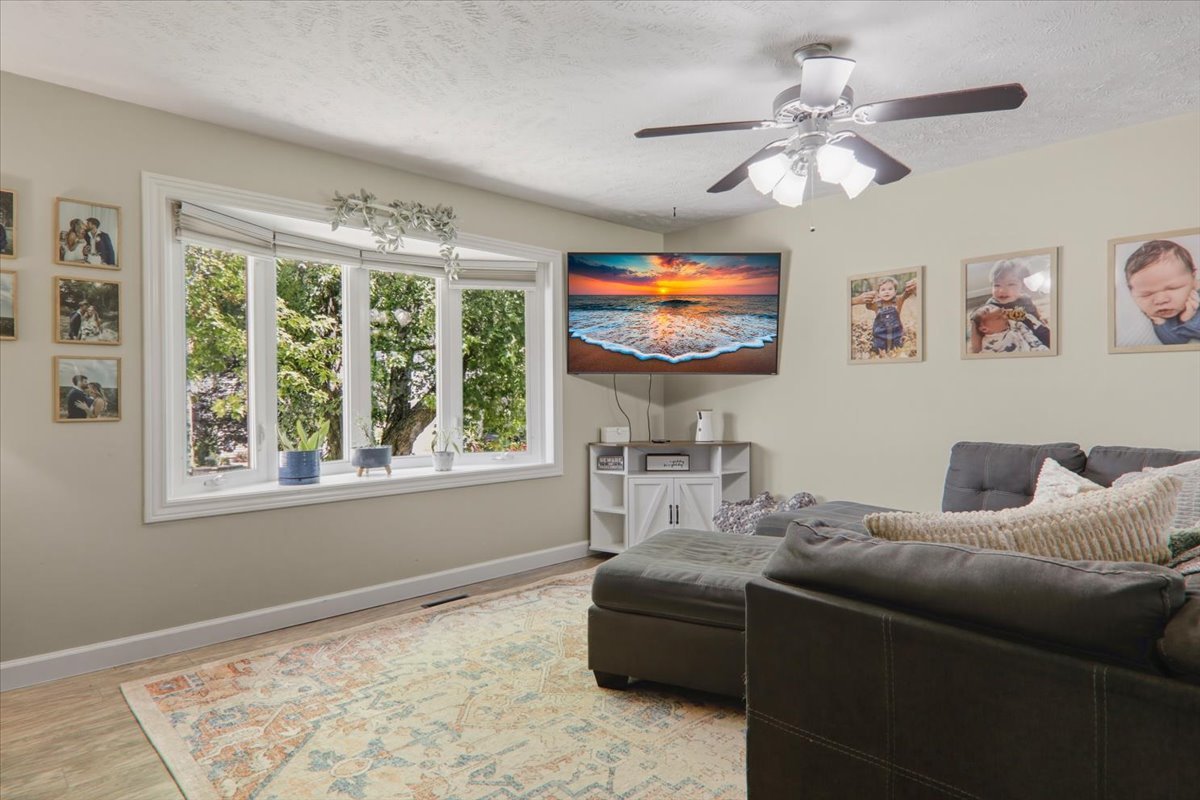 207 Suelynn Drive Property Photo 2