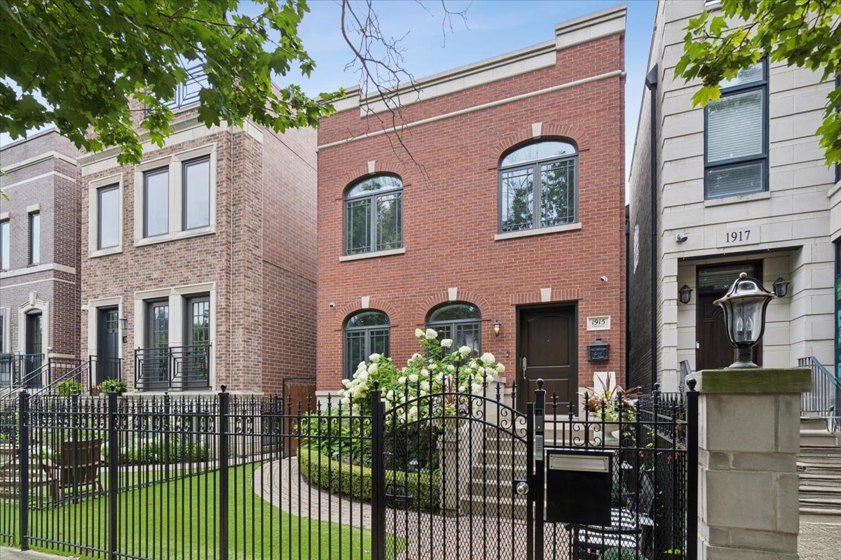 1915 W Wolfram Street Property Photo 1