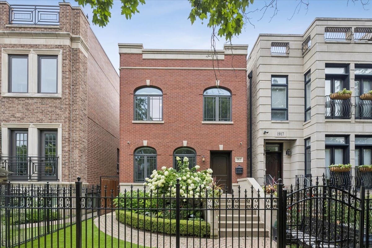 1915 W Wolfram Street Property Photo 2