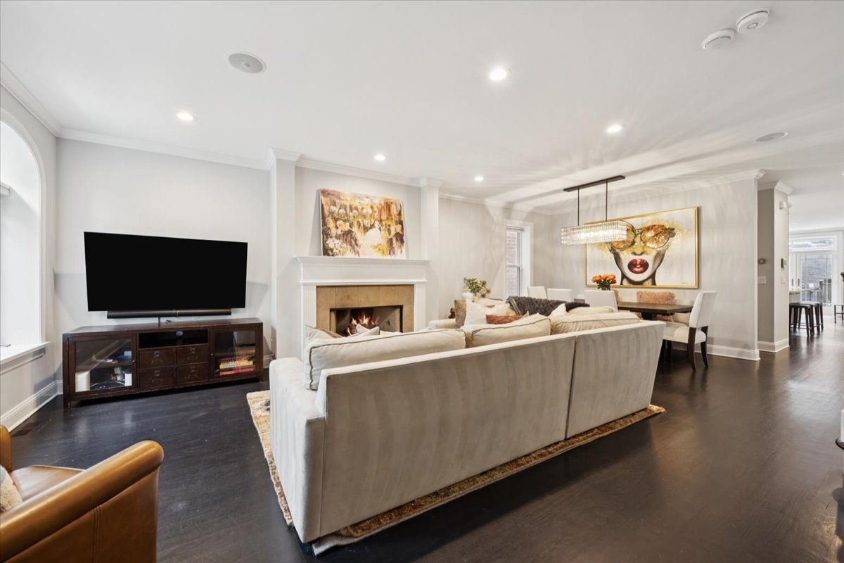1915 W Wolfram Street Property Photo 3