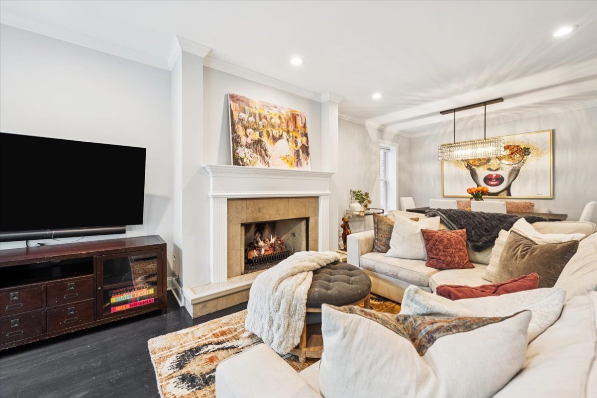 1915 W Wolfram Street Property Photo 4