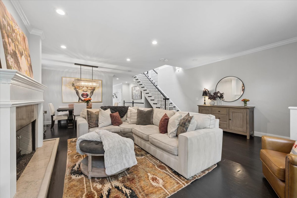 1915 W Wolfram Street Property Photo 5