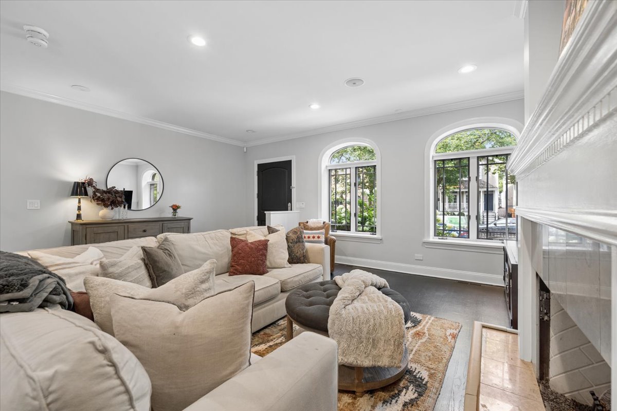 1915 W Wolfram Street Property Photo 6