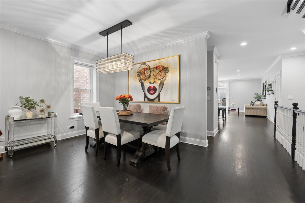 1915 W Wolfram Street Property Photo 7