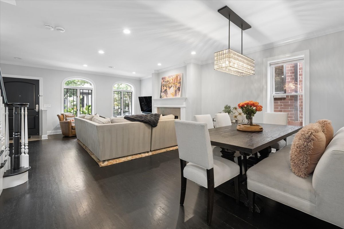 1915 W Wolfram Street Property Photo 10