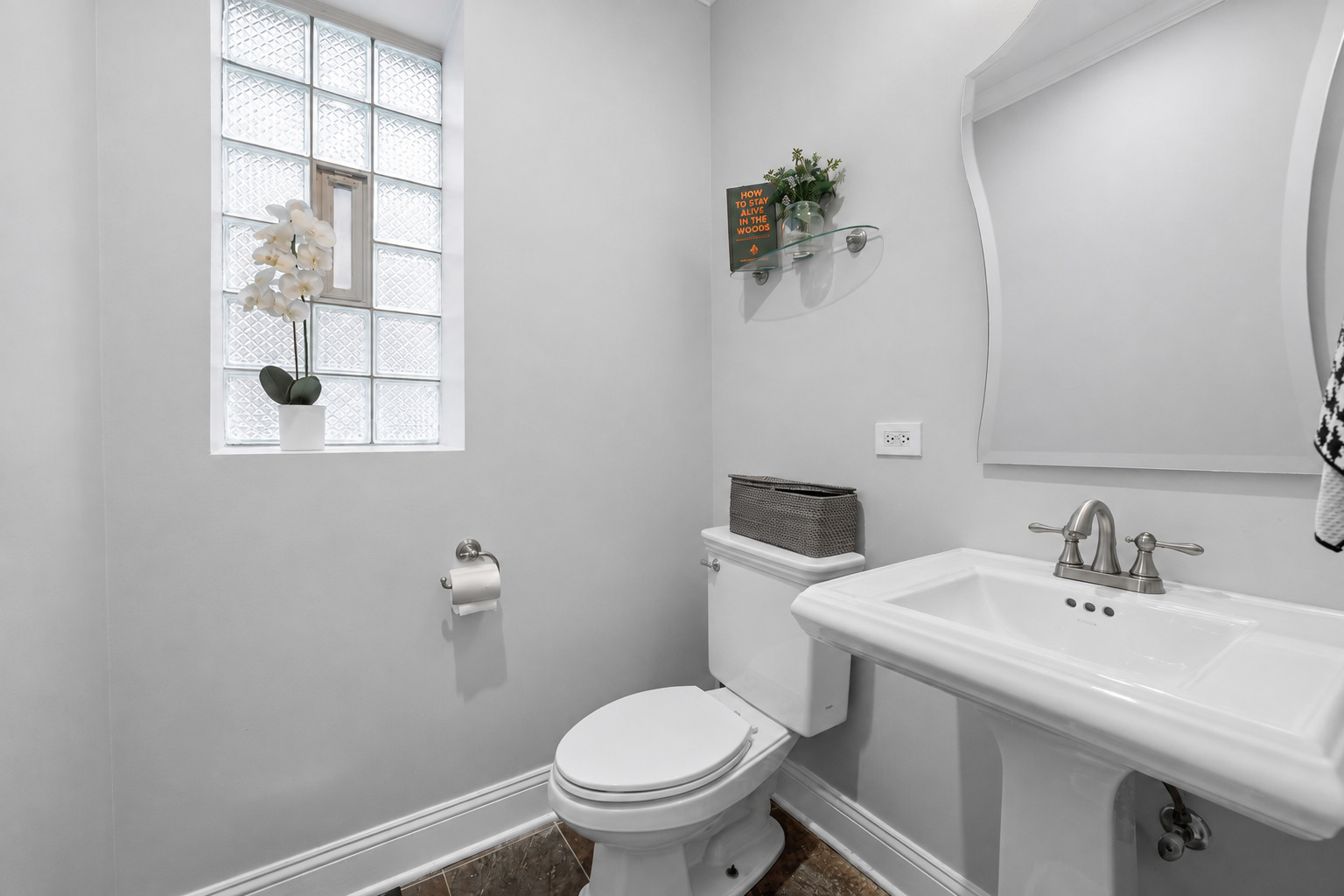 1915 W Wolfram Street Property Photo 11