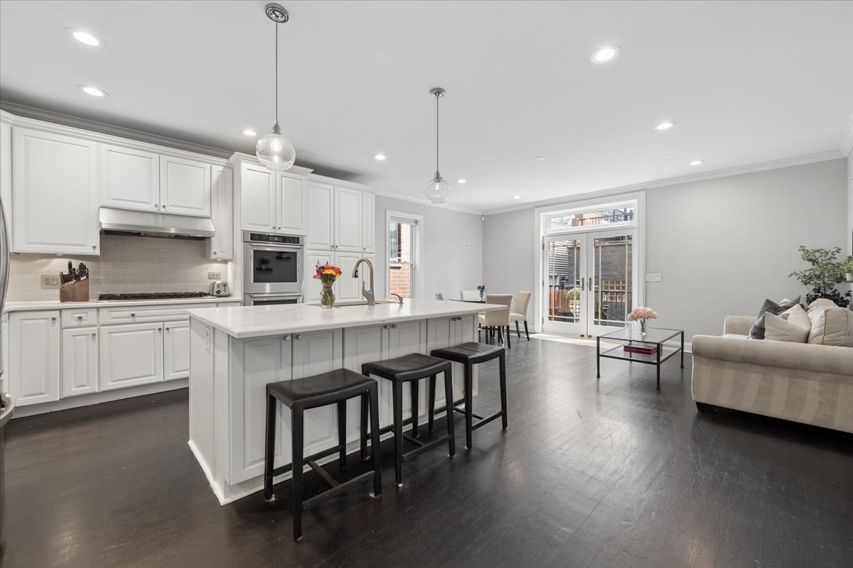 1915 W Wolfram Street Property Photo 12