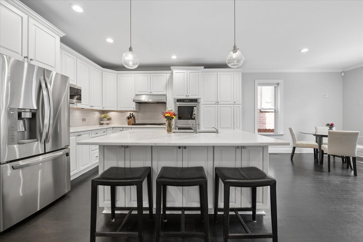 1915 W Wolfram Street Property Photo 13