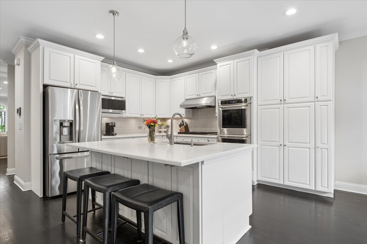 1915 W Wolfram Street Property Photo 14