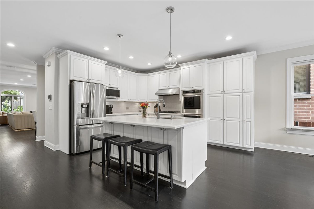 1915 W Wolfram Street Property Photo 15