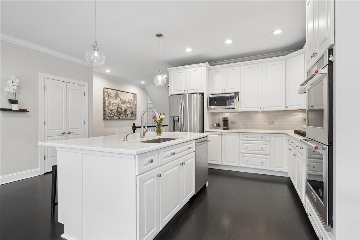 1915 W Wolfram Street Property Photo 16