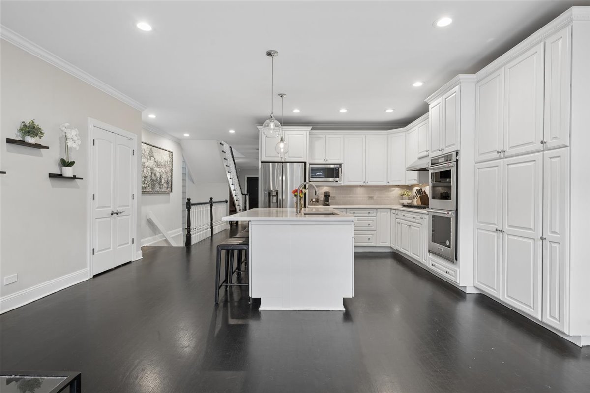 1915 W Wolfram Street Property Photo 17