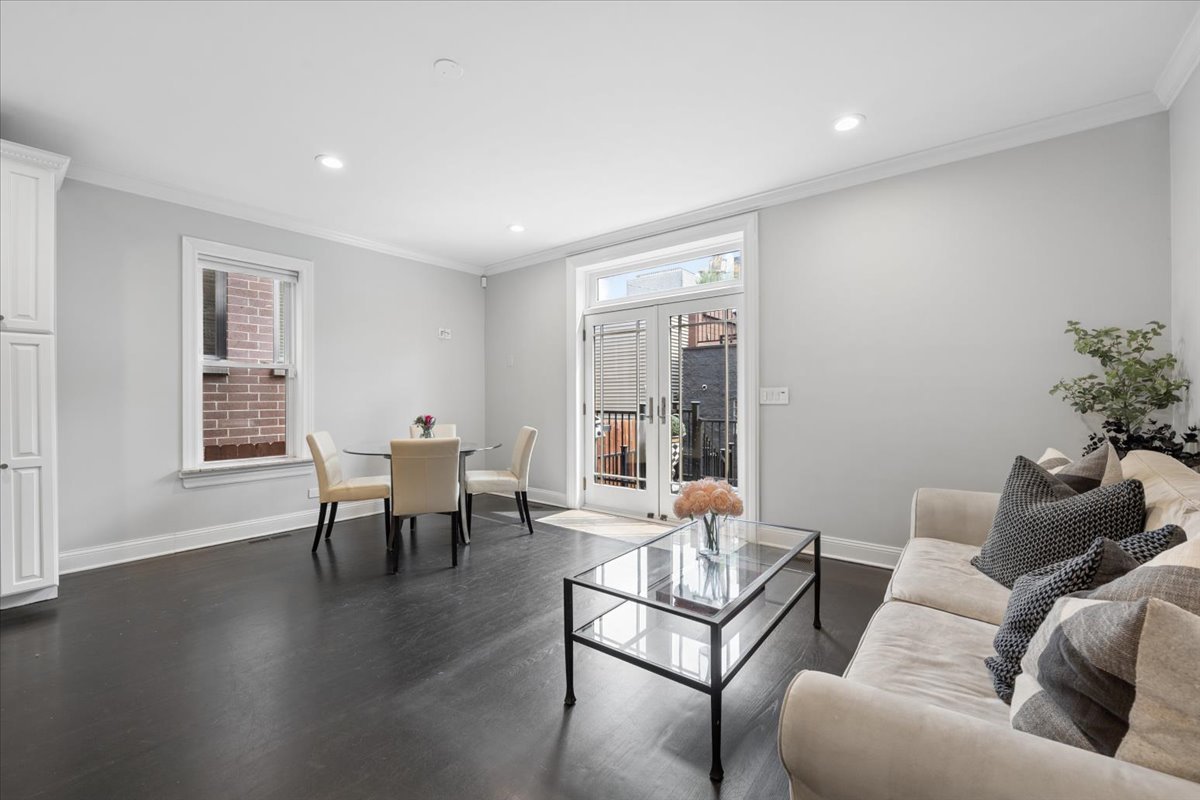 1915 W Wolfram Street Property Photo 18