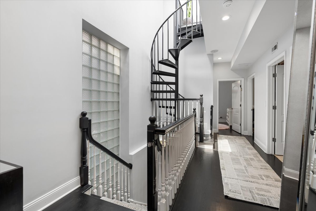1915 W Wolfram Street Property Photo 20