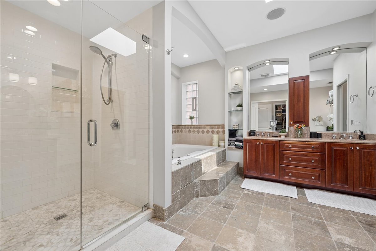 1915 W Wolfram Street Property Photo 25