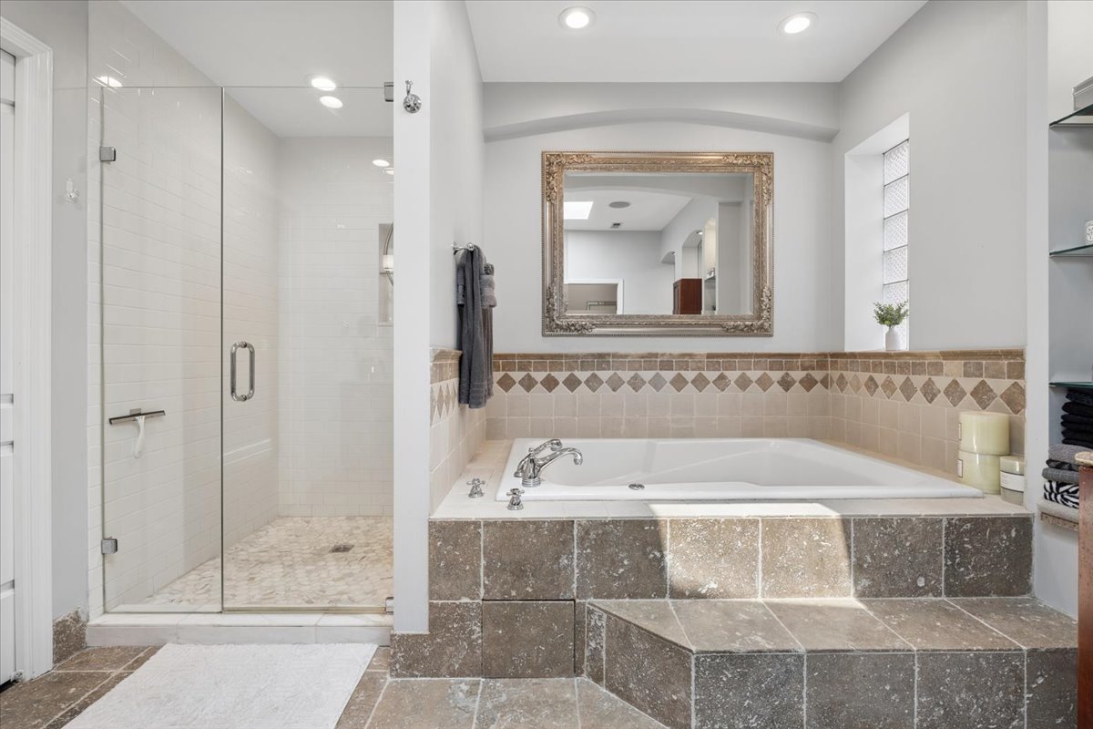 1915 W Wolfram Street Property Photo 26