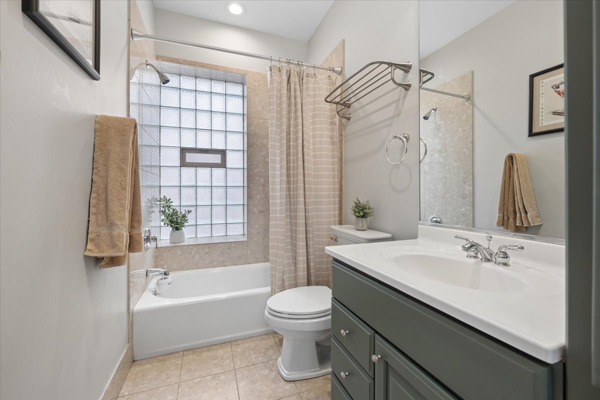 1915 W Wolfram Street Property Photo 30