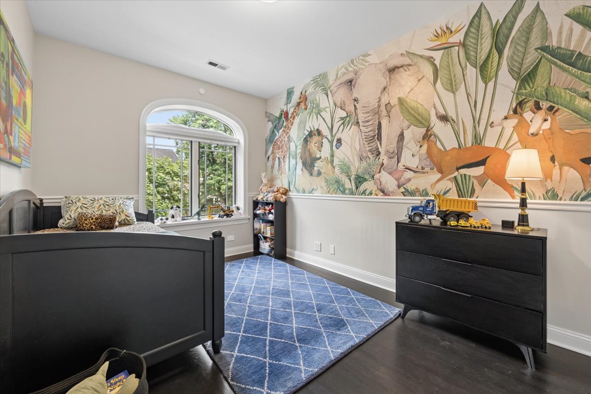 1915 W Wolfram Street Property Photo 31
