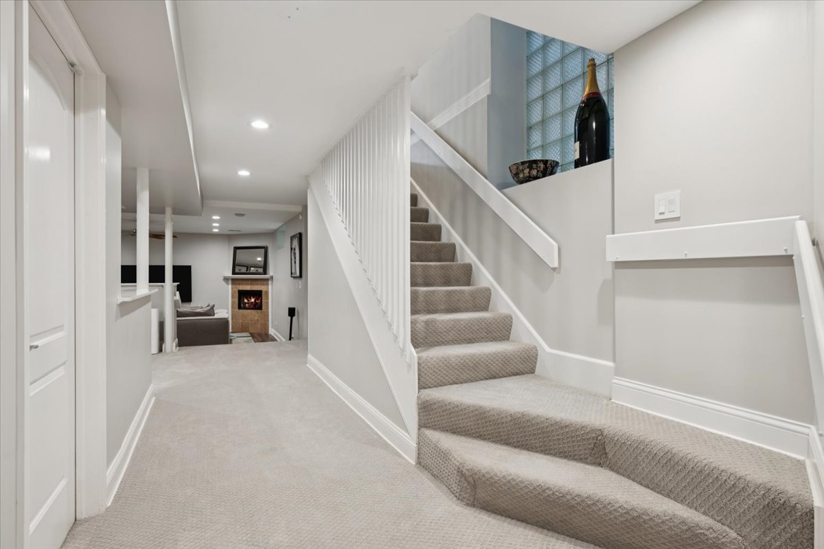 1915 W Wolfram Street Property Photo 32
