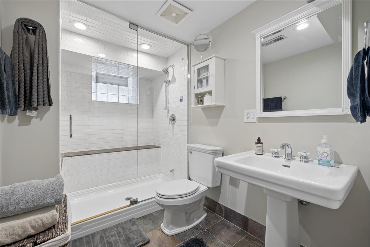 1915 W Wolfram Street Property Photo 34