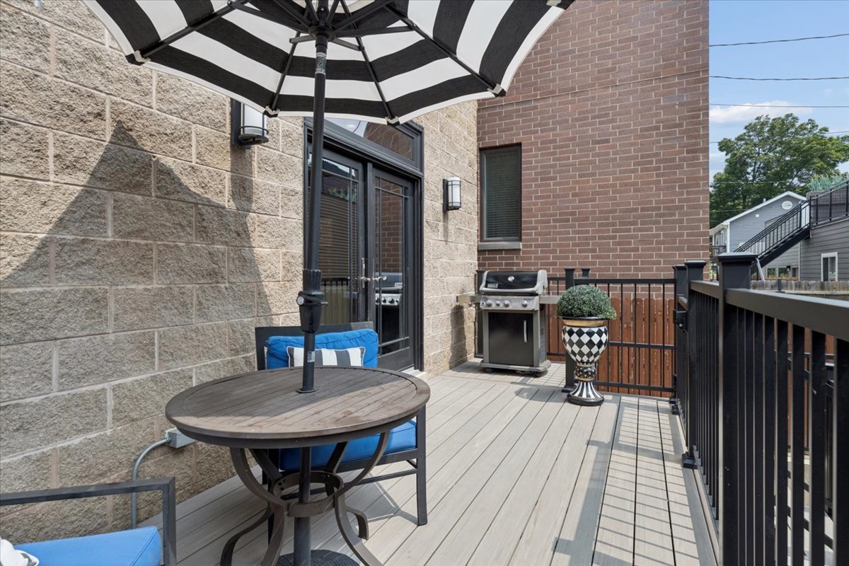 1915 W Wolfram Street Property Photo 40