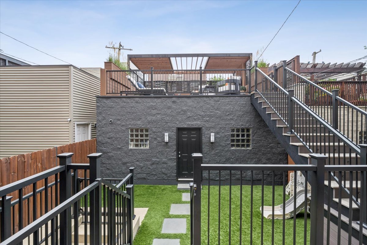1915 W Wolfram Street Property Photo 41