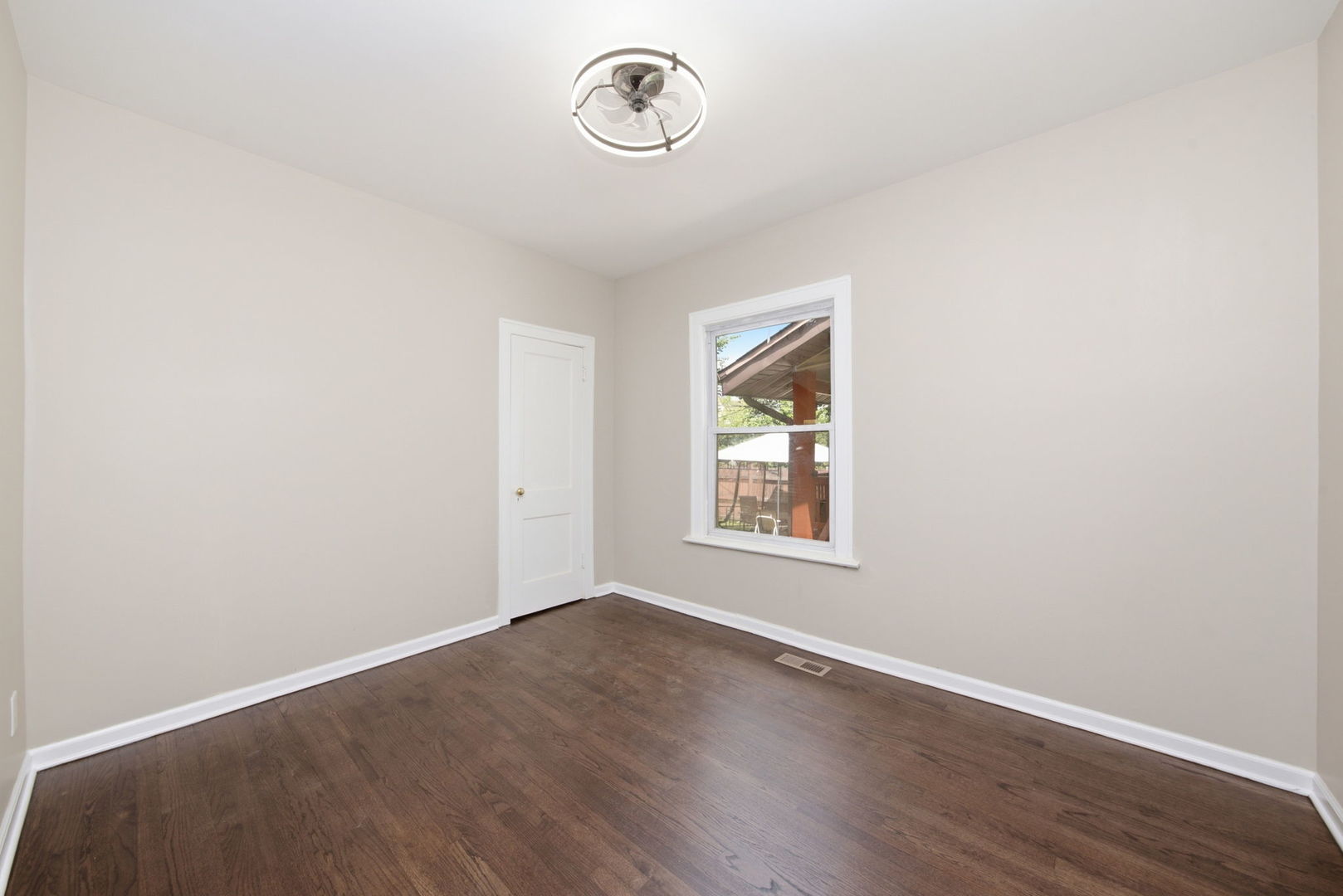 10742 S Prairie Avenue Property Photo 12