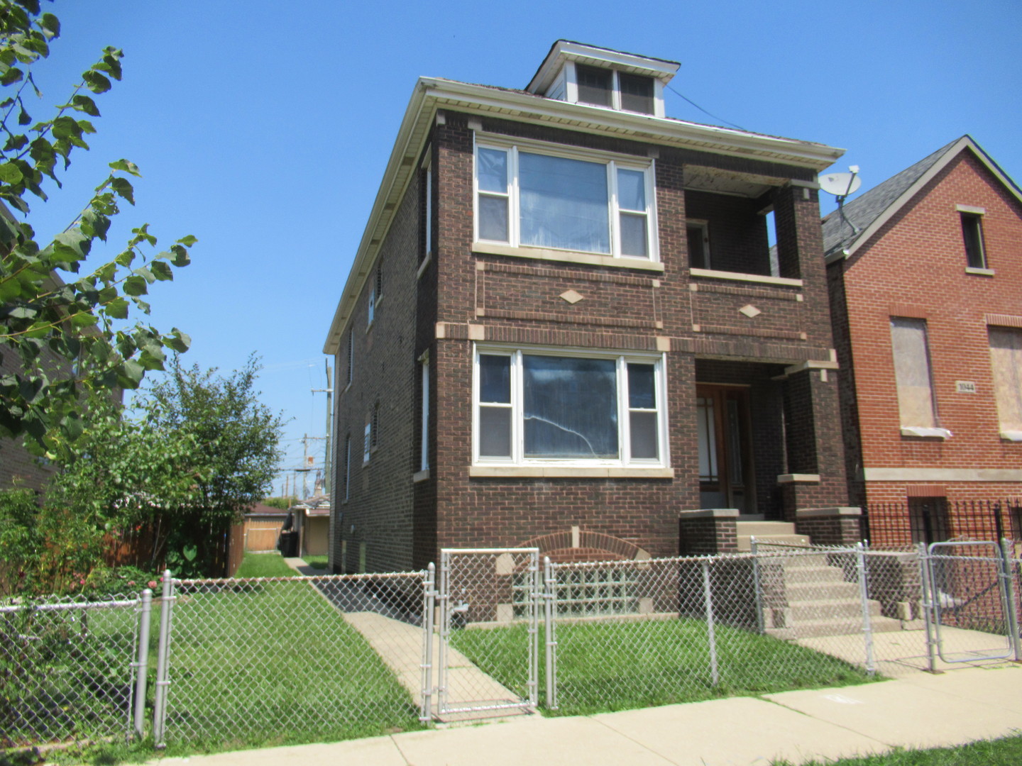 1046 W 34th Place Property Photo 2