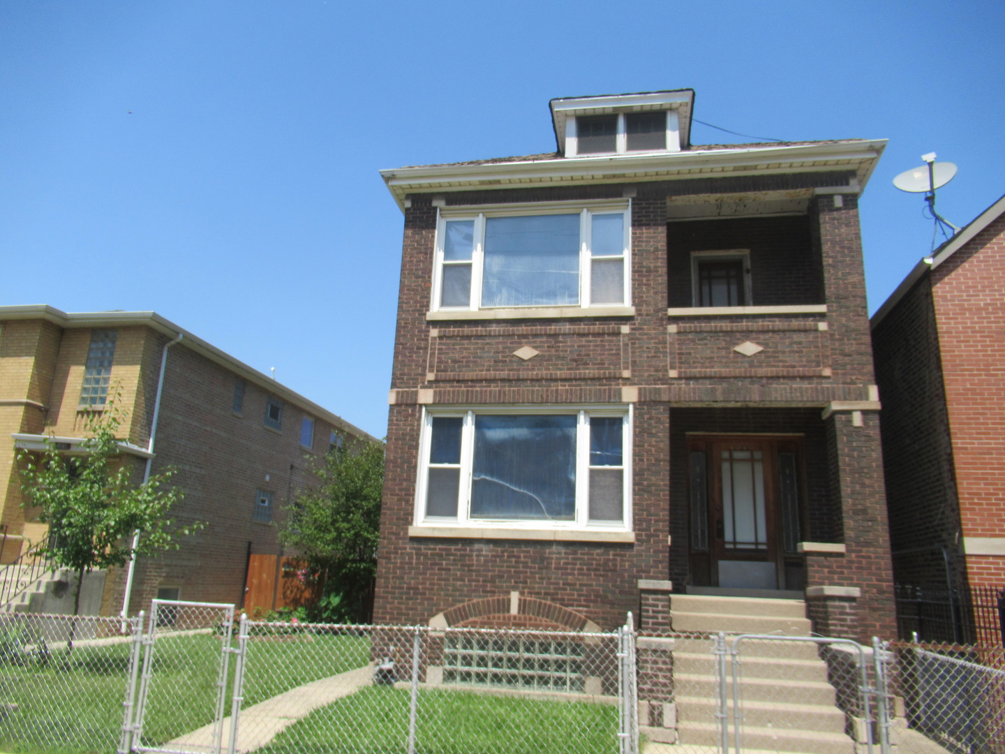 1046 W 34th Place Property Photo 3