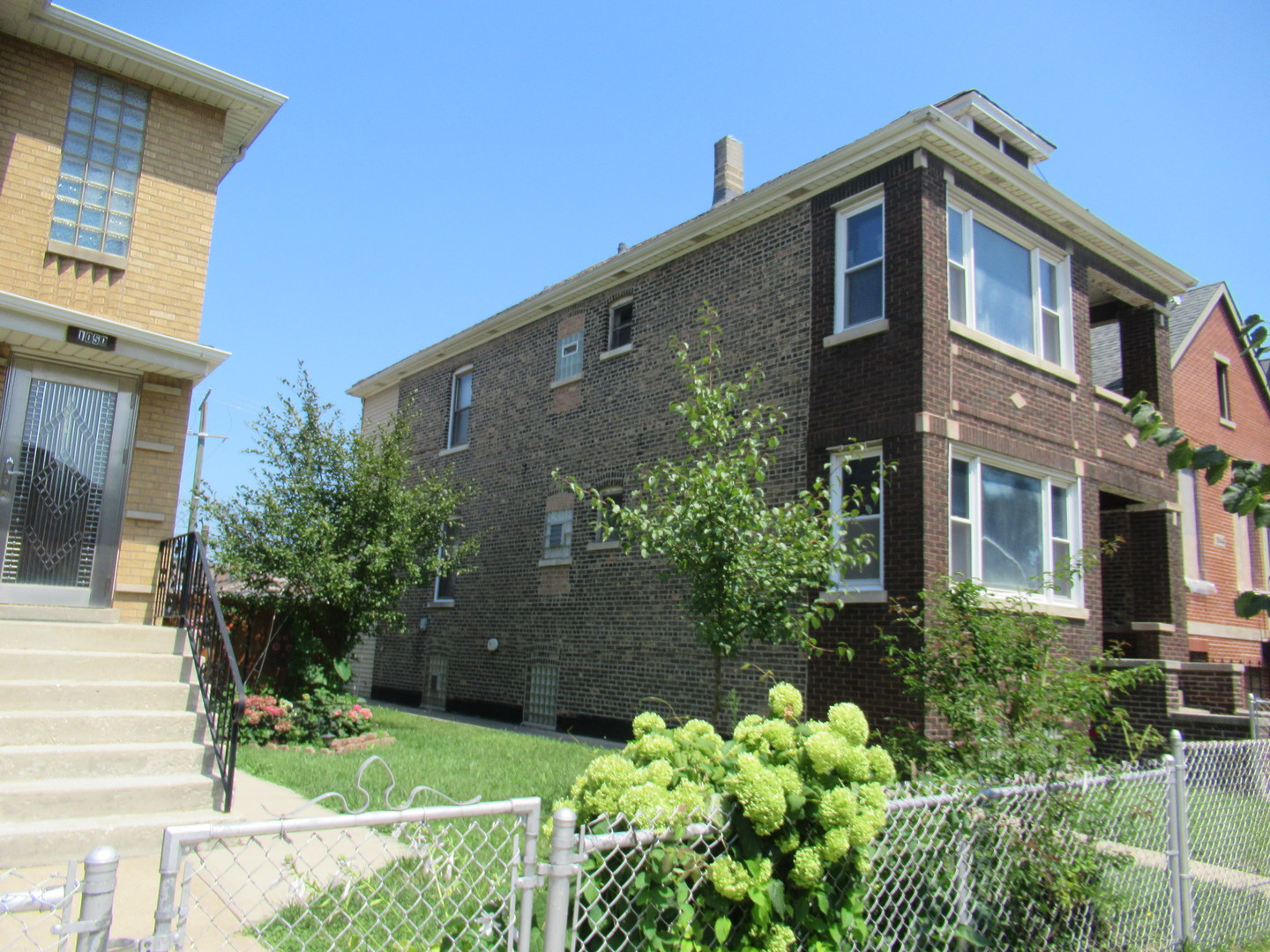 1046 W 34th Place Property Photo 6
