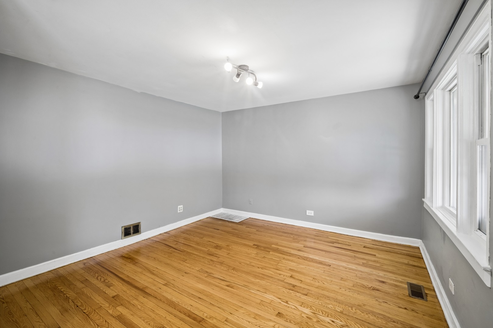 4702 River Road Property Photo 3