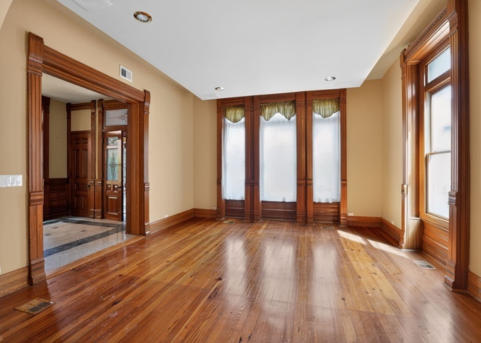 3126 S Calumet Avenue Property Photo 8